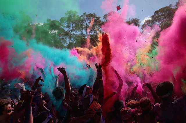 Mọi người ném những túi bột màu vào nhau tại sau khi kết thúc cuộc thi chạy Color Run ở Sydney, Australia.