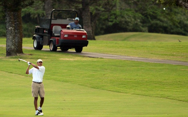 Tổng thống Mỹ Barack Obama chơi golf tại CLB Mid-Pacific Kailua, Hawaii. Gia đình ông Obama sẽ nghỉ năm mới đến ngày 5/1.