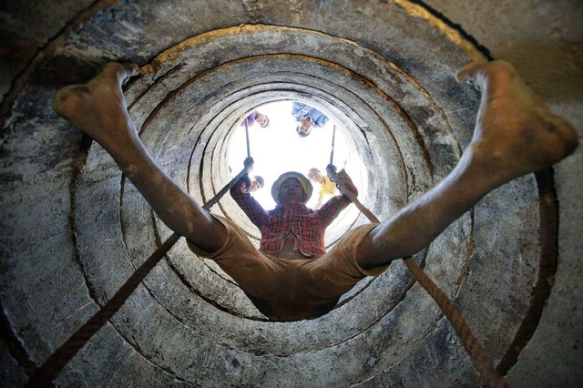 Một công nhân nhập cư tham gia đào giếng nước ở Katmandu, Nepal.
