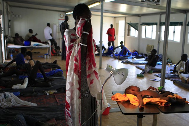 Một bà mẹ trông con ốm đang được điều trị tại một bệnh viện Liên Hợp Quốc gần Juba, Nam Sudan.