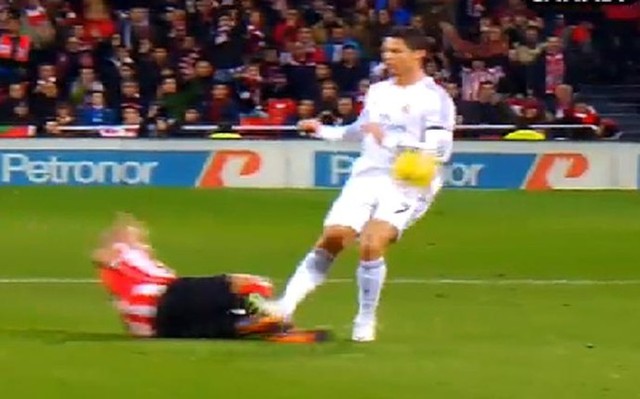 Một tình huống xấu chơi khác của Cris Ronaldo (với Rico) trong cuộc đụng độ Bilbao