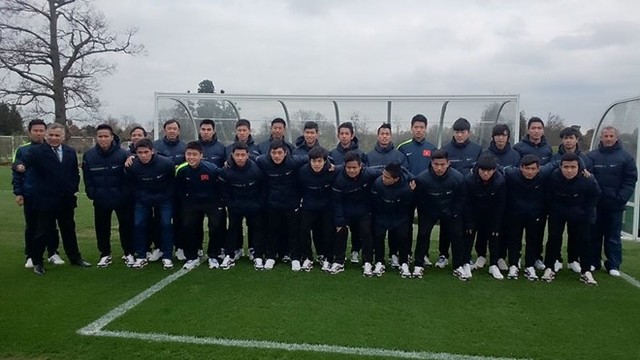 U19 Việt Nam chụp hình ở sân tập của Tottenham