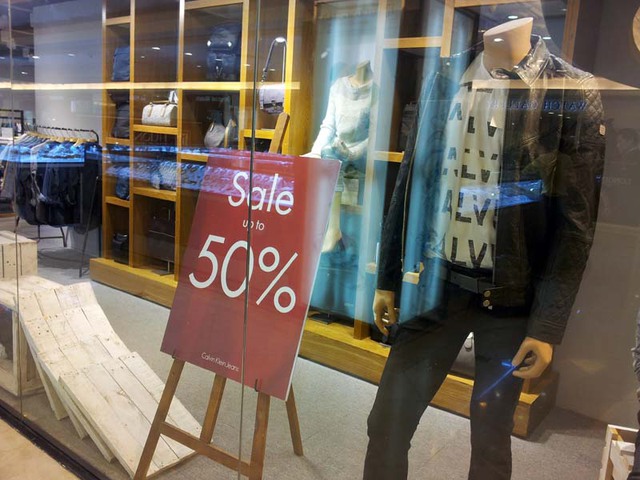 Gần Tết, hàng loạt các gian hàng hiệu cao cấp tại trung tâm mua sắm số 1 Hà Nội này đều đồng loạt treo biển giảm giá tới 50%.