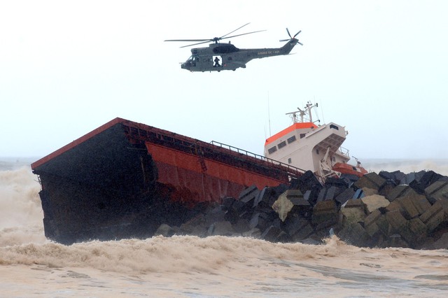 Một chiếc trực thăng bay trên tàu chở hành Luno của Tây Ban Nha bị vỡ làm đôi gần cảng Bayonne, Pháp.