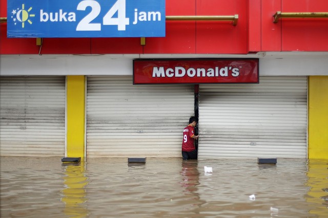 Nhà hàng McDonald’s bị ngập lụt phải đóng cửa ở Jakarta, Indonesia.