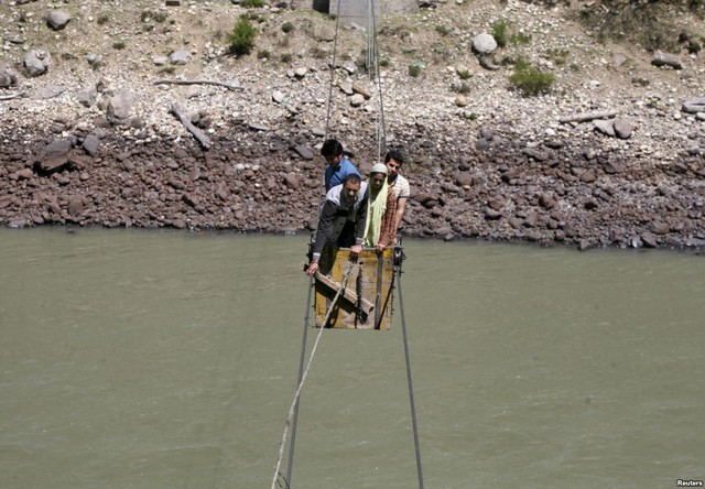 Mọi người vượt sông Chenab bằng dây cáp ở ngôi làng Harshi, Jammu, Ấn Độ.