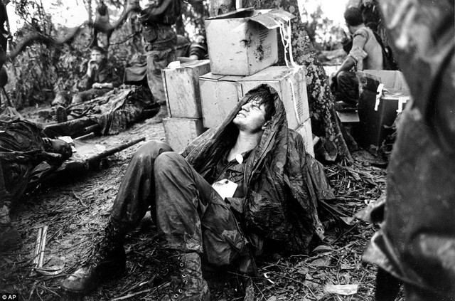 Vẻ mặt đau đớn của một lính dù Mỹ khi chờ được hỗ trợ y tế. Ảnh chụp gần thung lũng A Sầu, gần biên giới với Lào, ngày 19/5/1969.