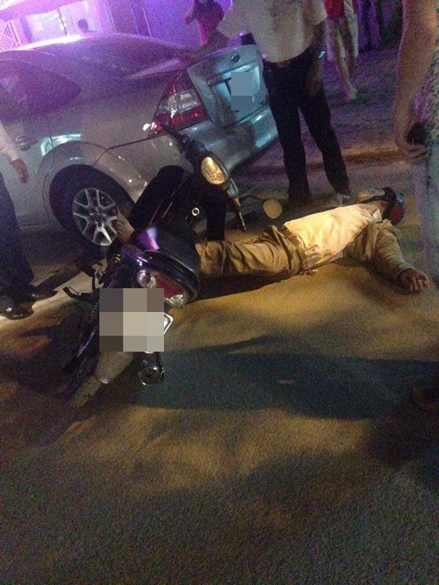 Người đàn ông say rượu lăn ra đường ngủ ngon lành sau khi đâm vào đuôi xe ô tô