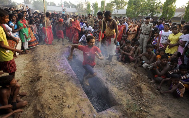 Một người theo đạo Hindu chạy qua than nóng trong nghi lễ Shiva Gajan ở Agartala, Ấn Độ.