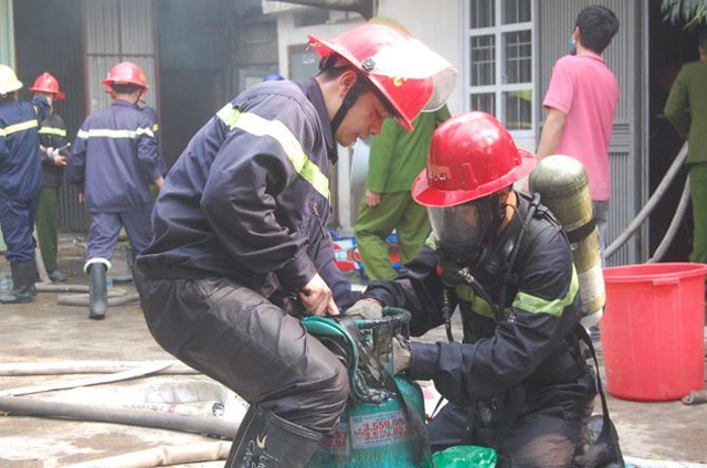 
	Hình ảnh 2 lính cứu hỏa xử lý bình gas trong đám cháy khiến dân mạng cảm phục