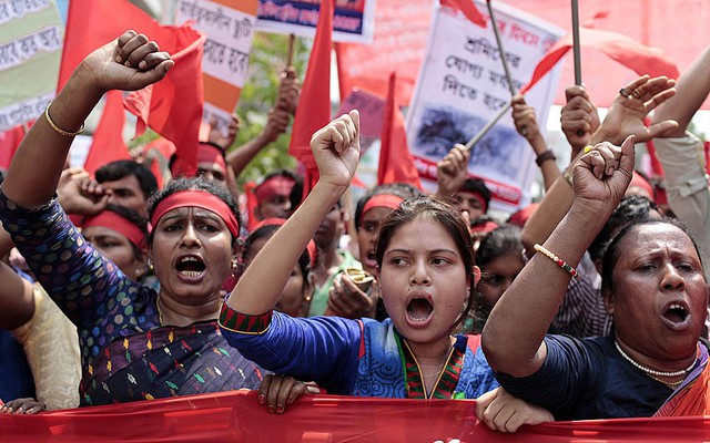 Công nhân biểu tình trên toàn Bangladesh yêu cầu trừng phạt chủ của những công ty dệt may ở nước này không đảm bao môi trường làm việc an toàn.