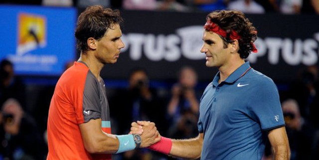 Nadal bắt tay Federer sau trận