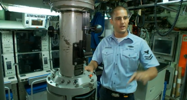 Đằng sau khoang điều khiển của tàu ngầm là phòng của tàu trưởng. Đây cũng là khu vực đặt kính tiềm vọng.