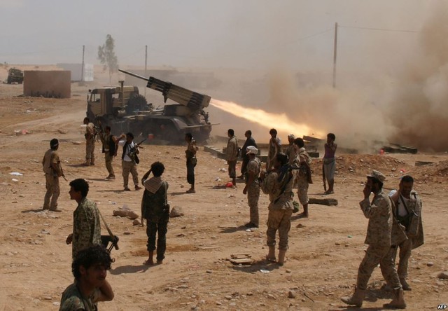 Các binh sĩ Yemen đứng cạnh giàn phóng rocket đang khai hỏa trong chiến dịch tấn công phần tử khủng bố al-Qaida ở tỉnh Shabwa.