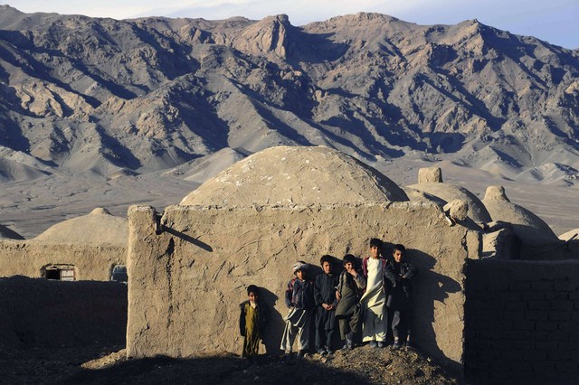 Trẻ em chơi ở khu vực ngoại ô thành phố Herat, Afghanistan.