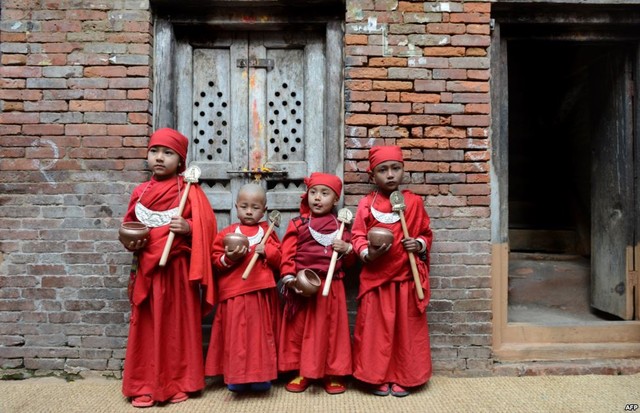 Các chú tiểu đứng xếp hàng trước khi tham gia lễ hội Bratabandha ở Kathmandu, Nepal.