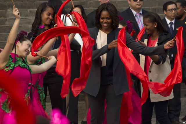 Đệ nhất phu nhân Tổng thống Mỹ Michelle Obama nhảy múa cùng các vũ công Trung Quốc, trong chuyến thăm tới Vạn Lý Trường Thành ở Bắc Kinh.