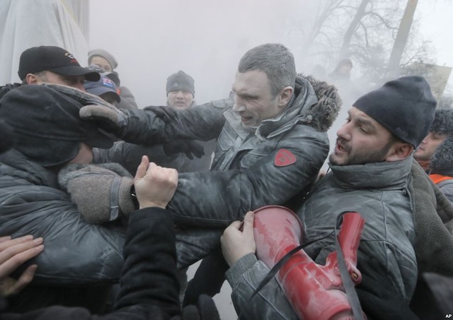 Cựu vận động viên quyền anh hạng nặng Vitali Klitschko bị tấn công bằng bột chữa cháy khi anh cố gắng ngăn chặn cuộc đụng độ giữa người biểu tình và cảnh sát ở thủ đô Kiev, Ukraine.