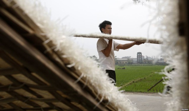 Một người đàn ông phơi miến tại làng Cát Quế ở ngoại thành Hà Nội.