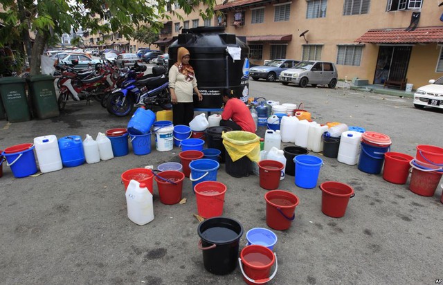 Người dân lấy nước từ một bình nước lớn ở ngoại ô Kuala Lumpur, Malaysia.
