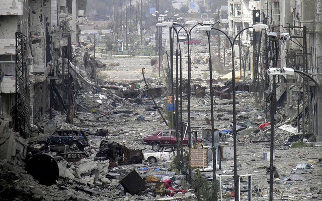 Khung cảnh đường phố đổ nát và hoang tàn do nội chiến ở Homs, Syria.