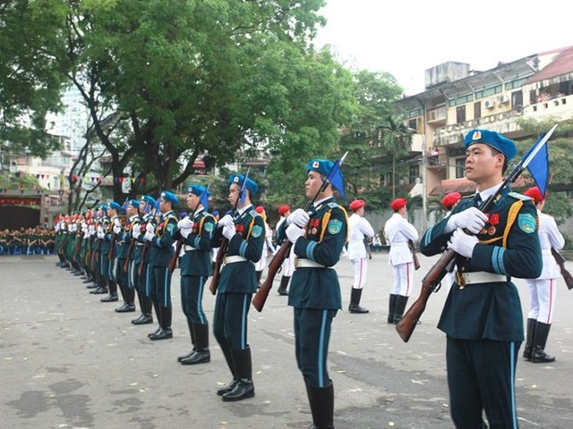 Đội nghi lễ biểu diễn báo cáo màn múa súng nghệ thuật trước khi lên đường tới Điện Biên phục vụ lễ kỷ niệm chiến thắng Điện Biên Phủ.