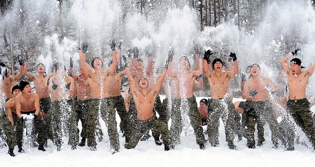 Các binh sĩ của lực lượng đặc nhiệm quân đội Hàn Quốc rèn luyện kỹ năng tồn tại trong mùa đông ở ngoại ô thủ đô Seoul.