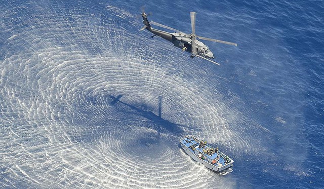 Một máy bay trực thăng HH-60G Pavehawk helicopter của Không quân Mỹ tham gia cứu hộ các ngư dân trên 2 tàu cá của Trung Quốc, bị cháy và chìm ở ngoài khơi bờ biển Mexico.
