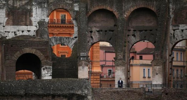 Một nhân viên mật vụ quan sát xung quanh khi Tổng thống Mỹ Barack Obama tới thăm Đấu trường cổ La mã ở Roma, Italia.