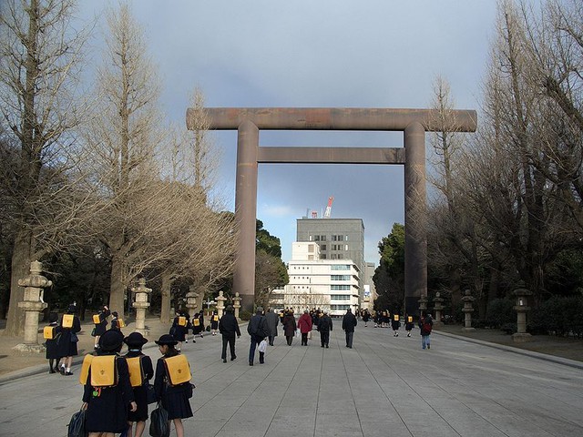 Cổng Daiichi Torii làm bằng thép, là cổng chính dẫn vào đền. Nó được xây dựng lần đầu tiên vào năm 1921 với chiều cao gần 25m và chiểu rộng 34m - là cổng torii (cổng kiểu truyền thống Nhật Bản, thường xuất hiện tại các ngôi đền) lớn nhất nước này - và được xây lại vào năm 1974. 