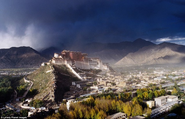 Cung điện Potala, Tây Tạng: Một kỳ quan kiến ​​trúc và ngôi nhà tinh thần của Đức Đạt Lai Lạt Ma, cung điện cao nhất thế giới ¿¿tại 3.700 m trên mực nước biển tăng lên 13 tầng ¿, và có hơn 100 phòng