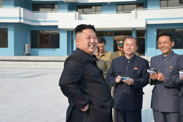 Nhà lãnh đạo Triều Tiên Kim Jong-un cười với các quan chức khác trong chuyến thăm trại hè thanh niên ở Wonsan.