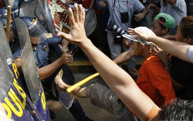 Nông dân đụng độ với cảnh sát trong cuộc biểu tình bên ngoài tòa nhà quốc hội ở Quezon, Philippines.