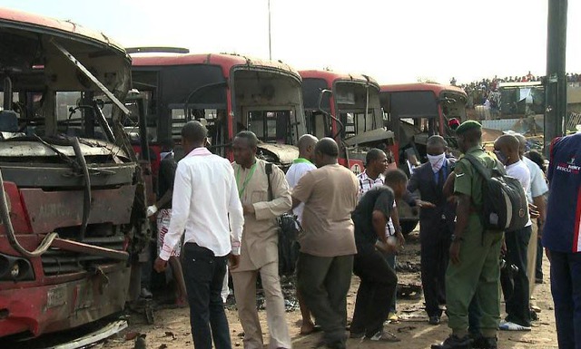 Lực lượng an ninh kiểm tra hiện trường vụ đánh bom ở thủ đô Abuja, Nigeria, khiến 71 người thiệt mạng và 124 người bị thương.