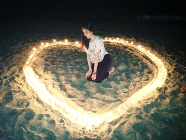 Hình trái tim bằng nếm tại bãi biển Diễm Hương đăng tải khoảng tháng 6/2013 cùng một lời chú thích ảnh: Yes, I ... khiến mọi người nghĩ đến 1 lời cầu hôn.