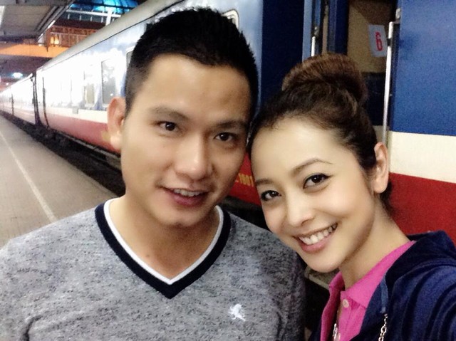 Hình ảnh Jennifer Phạm và chồng trước khi lên tàu đi Sapa.
