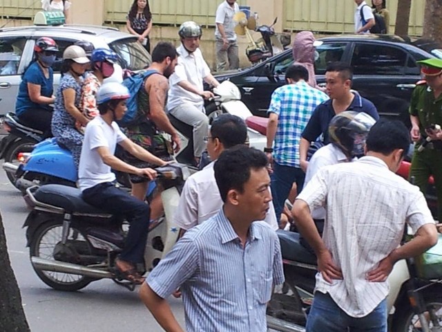 Những chàng thanh niên người nước ngoài mau chóng băng qua đường để cứu người bị nạn