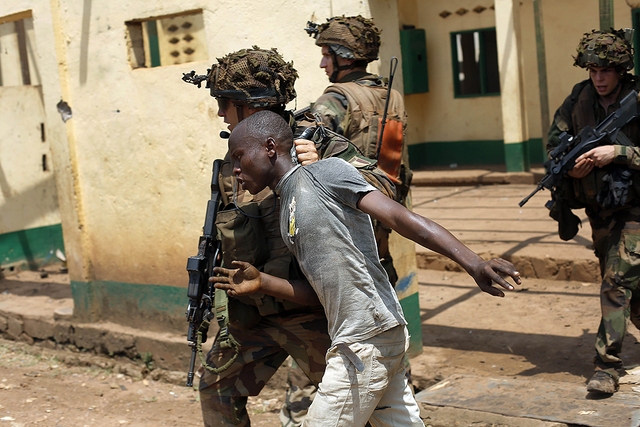 Các binh sĩ Pháp bắt giữ một người đàn ông hôi của tại một nhà thờ Hồi giáo ở Bangui, Trung Phi.
