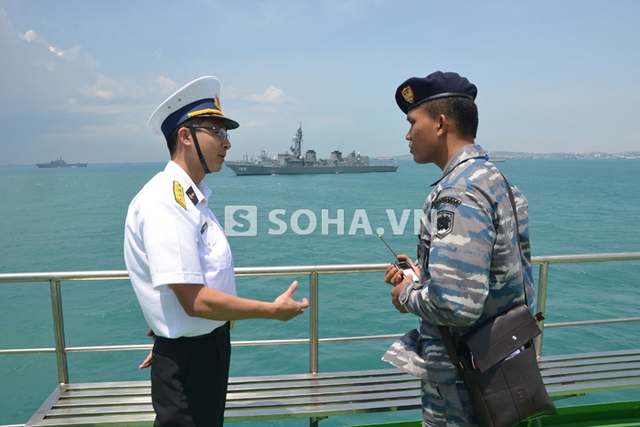 Sĩ quan Hải quân Việt Nam trao đổi thông tin với sĩ quan Hải quân Indonesia tại cảng Batam. Ảnh Trọng Thiết