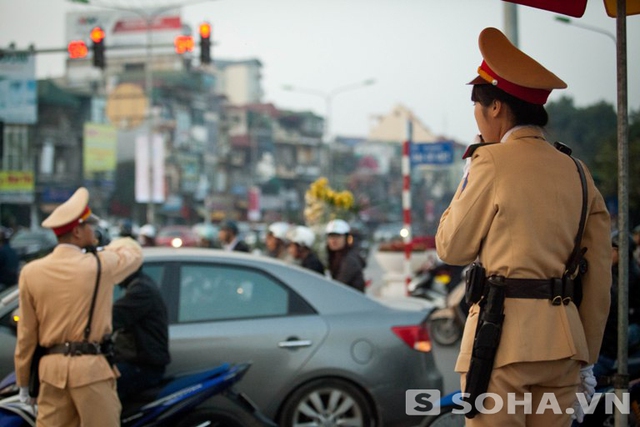 Những nữ cảnh sát ra đường điều tiết giao thông không đơn độc khi luôn có sự trợ giúp của các đồng nghiệp nam.