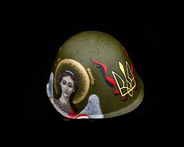 Chiếc mũ bảo hiểm của người biểu tình được sơn hình Thánh Michael cạnh Tiêu ngữ của Ukraine.