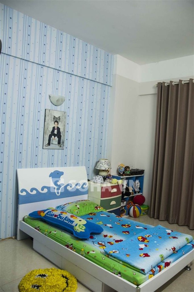 Phòng ngủ của con trai Hạ Vy có tone màu xanh khỏe khoắn. Căn phòng được thiết kế theo sở thích và cá tính của cậu bé.
