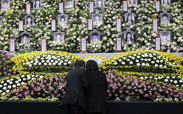Thân nhân của hành khách Sewol đặt hoa tại đài tưởng niệm những hành khách thiệt mạng ở Ansan, Hàn Quốc.