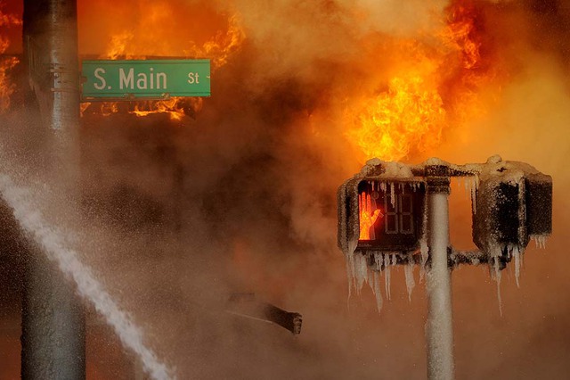 Nước đóng băng trên đèn tín hiệu giao thông khi lính cứu hỏa cố gắng dập tắt hỏa hoạn bùng phát từ một cửa hàng ở Ann Arbor, Michigan, Mỹ.