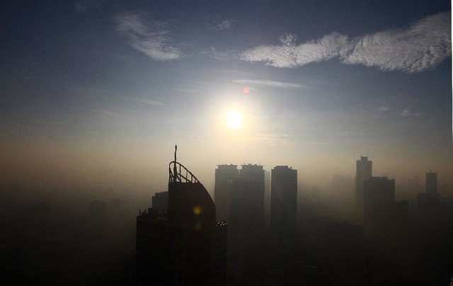 Các tòa nhà cao tầng bị bao phủ bởi sương mù trong ngày đầu tiên của năm mới ở Manila, the Philippines.