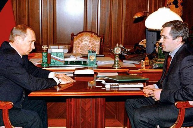 Tổng thống Putin gặp trùm dầu mỏ Mikhail Khodorkovsky tại một bàn nhỏ ngay trước bàn làm việc của mình ở Điện Kremlin năm 2002.
