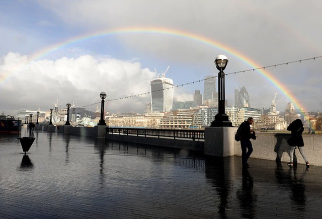 Mọi người đi bộ tại Bờ nam London khi cầu vồng xuất hiện trên bầu trời thủ đô của nước Anh.