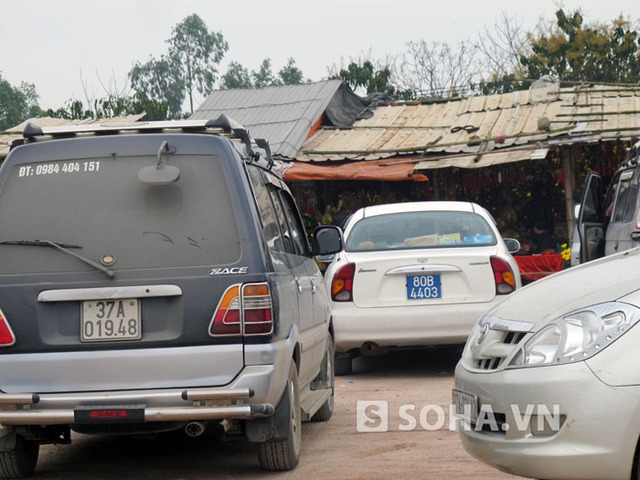 Chiếc xe mang biển xanh 80B  đậu tại khu vực bãi đỗ xe đền ông Hoàng Mười sáng ngày 9/2.