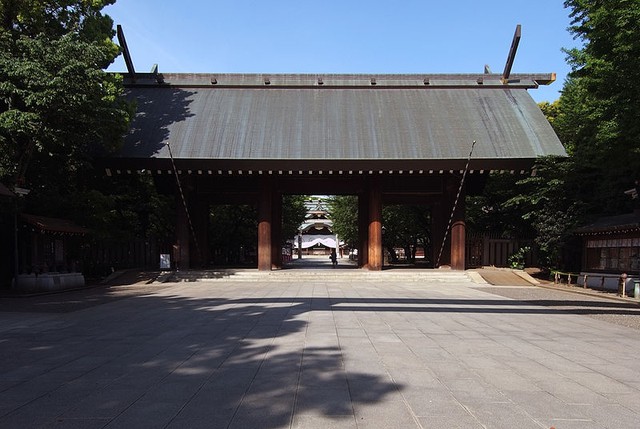 Nằm phía sau cổng Daini Torii là shinmon, cao 6 mét, được xây dựng từ năm 1934 và sửa sang lại vào năm 1994. 