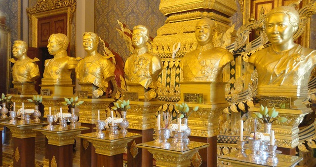Các bức tượng chân dung các đời Quốc vương Campuchia được mạ bằng vàng. Từ trái qua phải: Quốc vương Ang Duong, Quốc vương Norodom, Quốc vương Sisowath, Quốc vương Monivong, Quốc vương Suramarit. Ngoài cùng là chân dung Hoàng Hậu Sisowath Kossamak, bà nội của Quốc vương đang tại vị Norodom Sihamoni. 